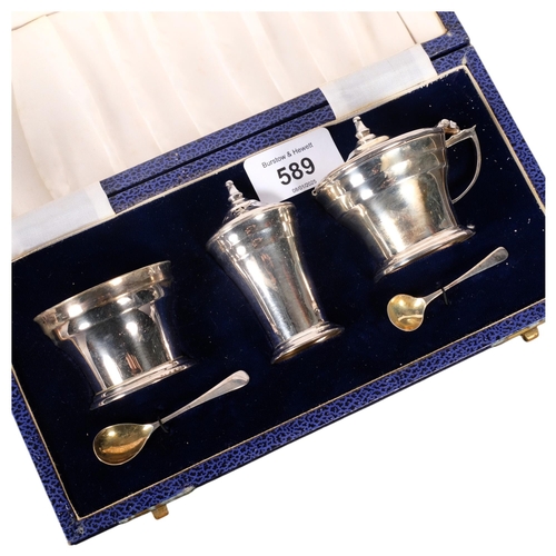 589 - An Elizabeth II silver 3-piece cruet set, Deakin & Francis, Birmingham 1975, 4oz weighable, in fitte... 