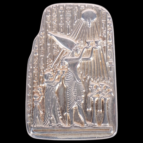 627 - An Egyptian silver 'Pharaoh Akhenaten And Family Worshipping The Aten' brooch/pendant, 51.9mm, 17.4g