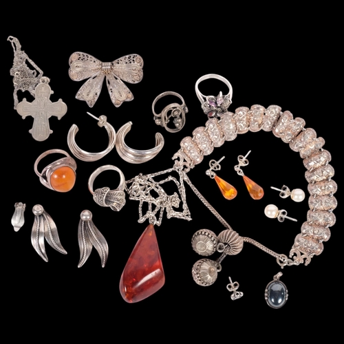 630 - A group of silver jewellery, including 4 rings, including amber set, an amber pendant, etc