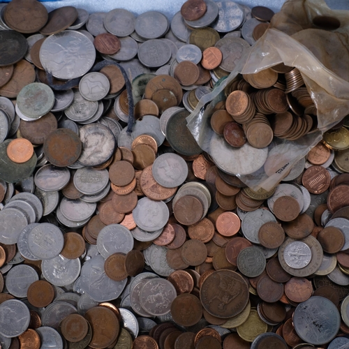 660 - A tray of British pre-decimal coins, foreign coins, and various banknotes