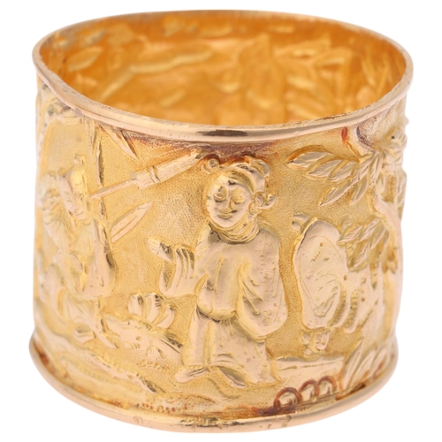 1111 - A Chinese 22ct gold archer's band ring, early 20th century, relief embossed figural decoration, unma... 