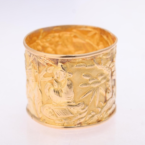 1111 - A Chinese 22ct gold archer's band ring, early 20th century, relief embossed figural decoration, unma... 