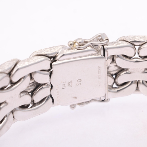 1118 - A heavy 18ct white gold interwoven link chain bracelet, maker TW, import hallmarks London 1972, text... 