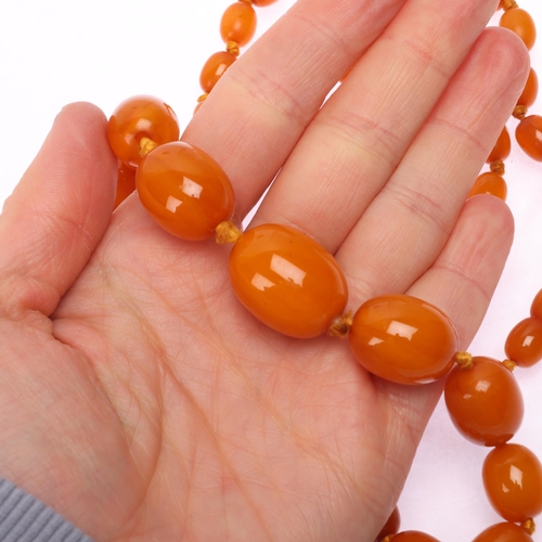 1171 - A Vintage single-strand graduated butterscotch amber bead necklace, beads ranging from: 22.4mm - 9.3... 