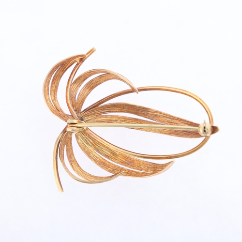 1208 - A 9ct gold modernist feather brooch, maker DS, import London 1975, 39.9mm, 3.4g