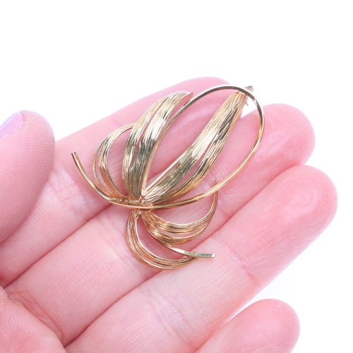 1208 - A 9ct gold modernist feather brooch, maker DS, import London 1975, 39.9mm, 3.4g