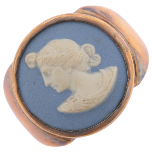 1209 - A large 9ct rose gold Wedgwood Jasperware cameo ring, relief plaque depicting Classical profile, num... 