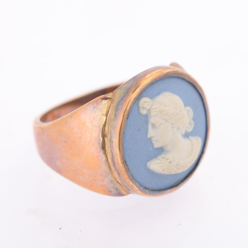 1209 - A large 9ct rose gold Wedgwood Jasperware cameo ring, relief plaque depicting Classical profile, num... 