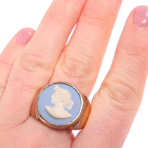 1209 - A large 9ct rose gold Wedgwood Jasperware cameo ring, relief plaque depicting Classical profile, num... 