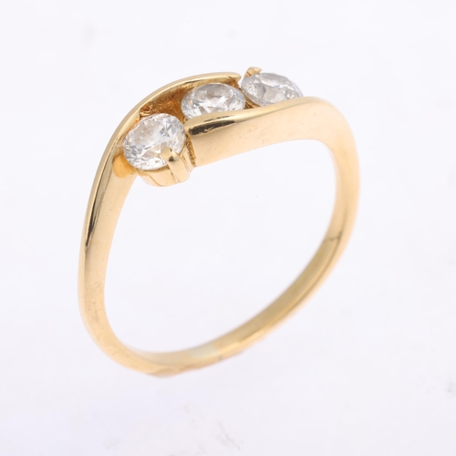 1353 - An 18ct gold three stone diamond crossover ring, set with modern round brilliant-cut diamonds, total... 