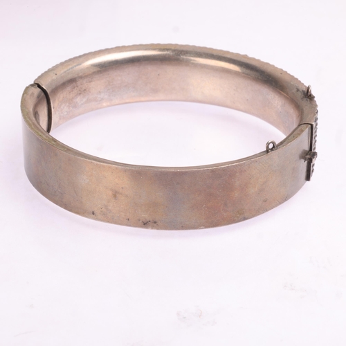 1428 - An Antique Victorian silver 'Turkish Market' hinged bangle, unmarked, band width 15.6mm, internal ci... 