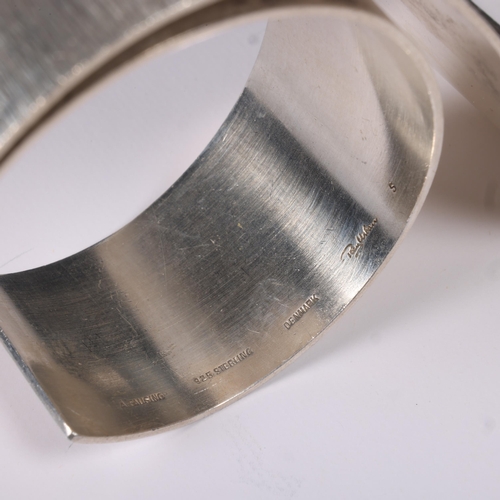 1438 - RAY URBAN for A FAUZING - a fine Danish modernist sterling silver stylised cuff bangle, plain wave f... 