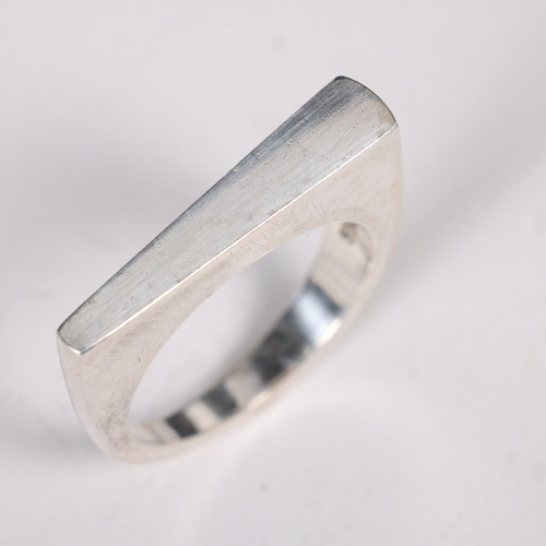 1443 - SVEN HAUGAARD - a Danish modernist sterling silver geometric abstract ring, of plain form with taper... 