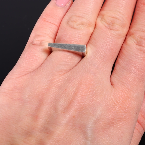 1443 - SVEN HAUGAARD - a Danish modernist sterling silver geometric abstract ring, of plain form with taper... 