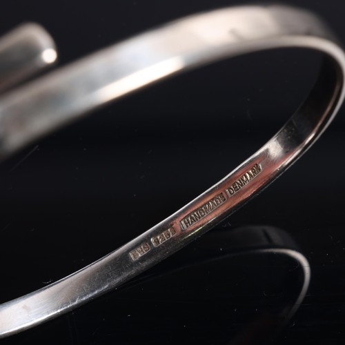 1445 - FRITS HEIRING SORENSEN - a Danish modernist sterling silver hematite torque bangle, setting height 1... 