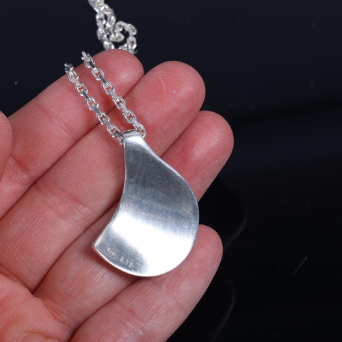 1446 - SOLVSMEDIEN I KOLDING - a Danish modernist sterling silver abstract pendant necklace, plain fold for... 