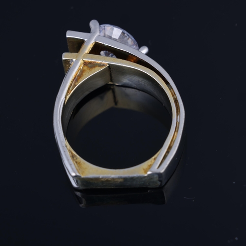 1467 - A modernist sterling silver cubic zirconia abstract ring, with gilded decoration and flat bottom sha... 