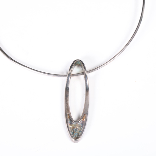 1490 - A sterling silver ellipse openwork pendant necklace, maker RS, on sterling neck torque, pendant 59.3... 