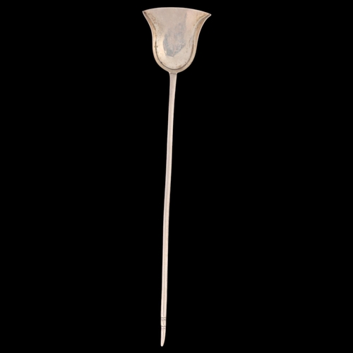 1552 - An Antique silver 'Fire Shovel' masking spoon, 18th century, no hallmarks, 14.5cm, 8g