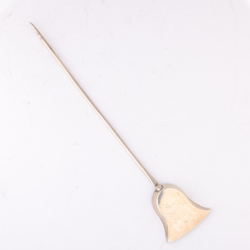 1552 - An Antique silver 'Fire Shovel' masking spoon, 18th century, no hallmarks, 14.5cm, 8g