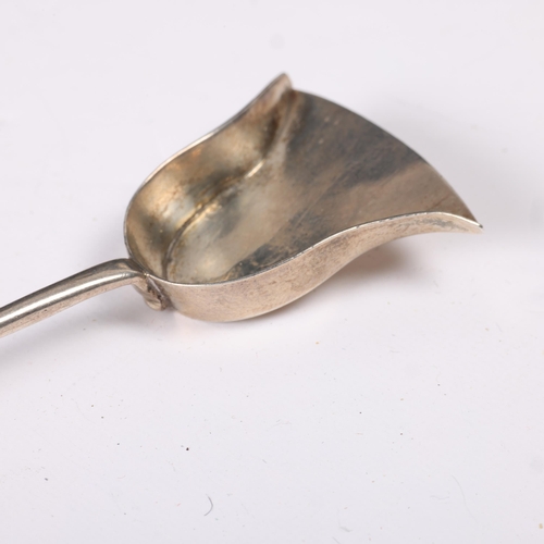 1552 - An Antique silver 'Fire Shovel' masking spoon, 18th century, no hallmarks, 14.5cm, 8g