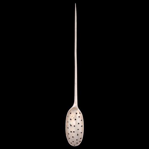 1553 - An Antique 18th century silver Rat Tail pattern mote spoon, with pierced bowl and pointed terminal, ... 