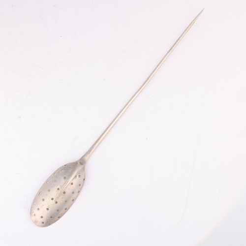 1553 - An Antique 18th century silver Rat Tail pattern mote spoon, with pierced bowl and pointed terminal, ... 