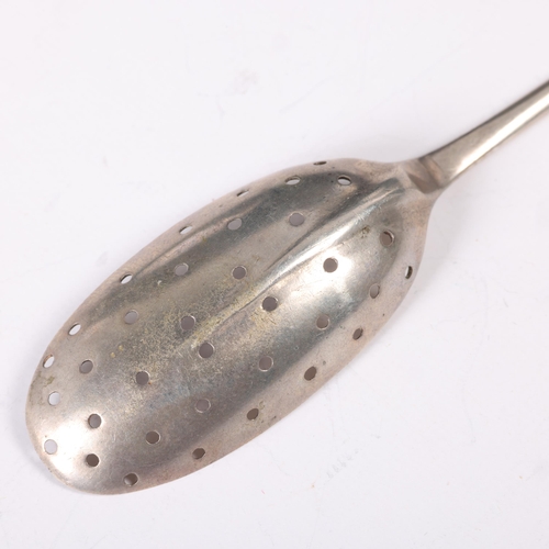 1553 - An Antique 18th century silver Rat Tail pattern mote spoon, with pierced bowl and pointed terminal, ... 