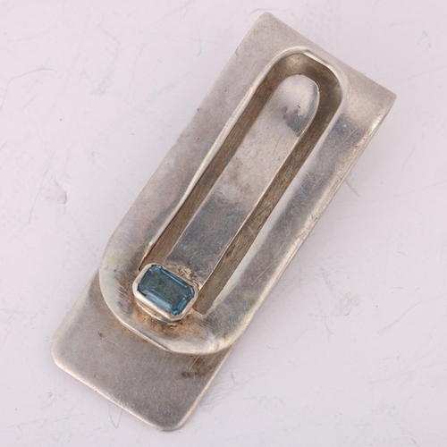 1565 - A silver blue topaz 'Scorpio' money clip, unmarked mount tests as silver, 4.5cm