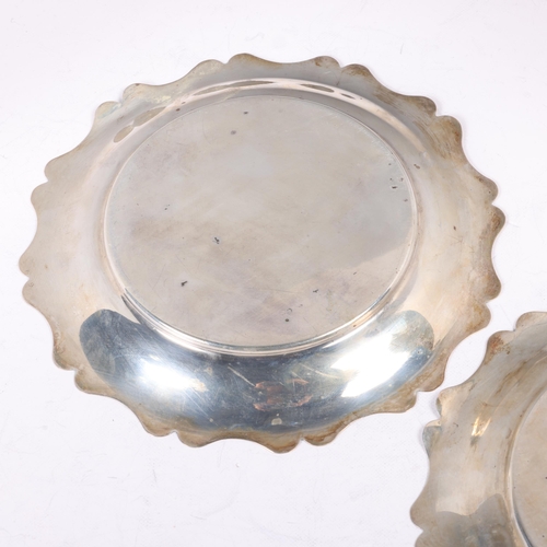 1606 - A pair of George V silver dishes, Edwin Houlston, Birmingham 1920, circular lobed form, 14cm, 4.9oz ... 