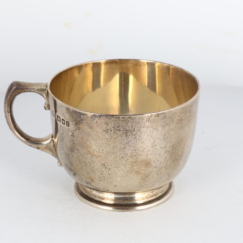 1671 - An Art Deco George V silver mug, Carrington & Co, London 1932, plain circular form with pedestal bas... 