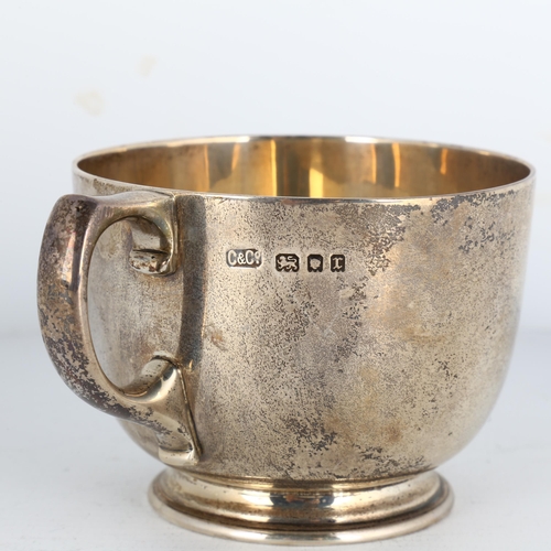 1671 - An Art Deco George V silver mug, Carrington & Co, London 1932, plain circular form with pedestal bas... 