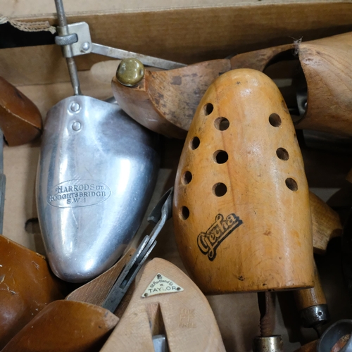 472 - A collection of various Vintage shoe horns