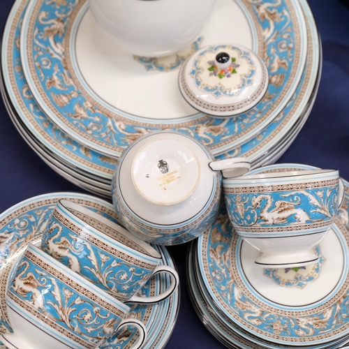 428 - Extensive Wedgwood Florentine pattern tea service, including 2 teapots and 2 jugs, and 6 matching di... 