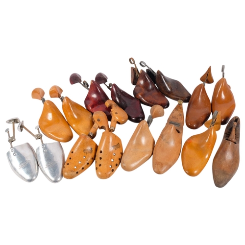 472 - A collection of various Vintage shoe horns