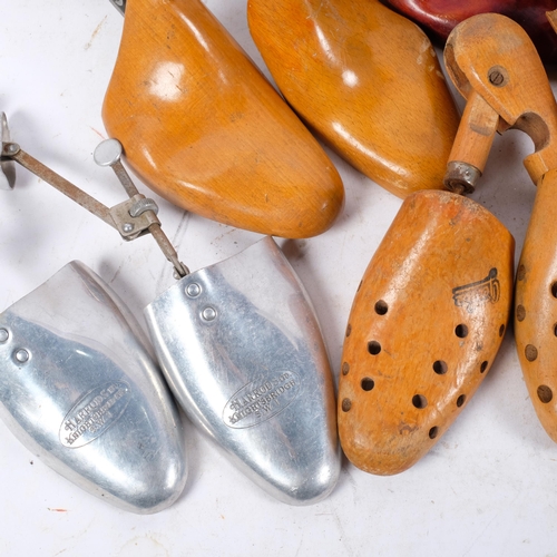 472 - A collection of various Vintage shoe horns