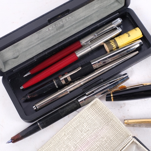 685 - A group of various fountain and other pens, including 2 Parker 17 fountain pens, and a silver  cigar... 