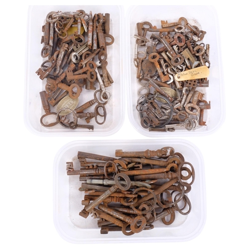 686 - A quantity of Vintage keys, 3 various sizes (150 in total)