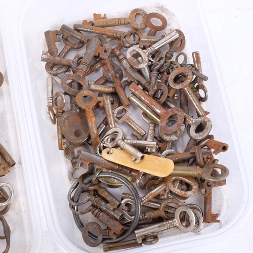 686 - A quantity of Vintage keys, 3 various sizes (150 in total)