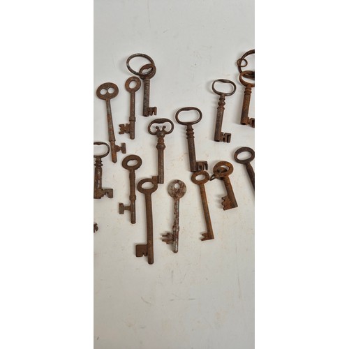 686 - A quantity of Vintage keys, 3 various sizes (150 in total)