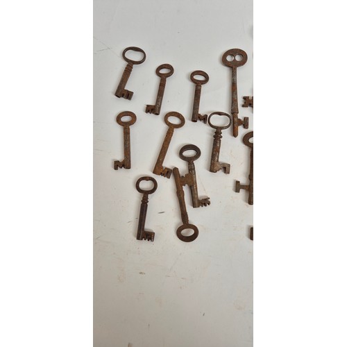 686 - A quantity of Vintage keys, 3 various sizes (150 in total)