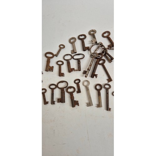 686 - A quantity of Vintage keys, 3 various sizes (150 in total)