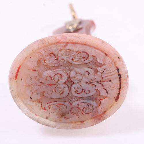 1225 - An Antique Continental pink lace agate seal fob, 18th century, the oval panel intaglio carved with G... 