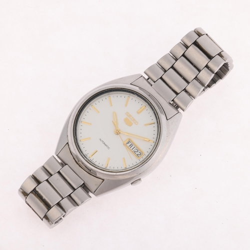 1052 - SEIKO 5 - a stainless steel automatic calendar bracelet watch, ref. 7S26-0480, silvered textured dia... 