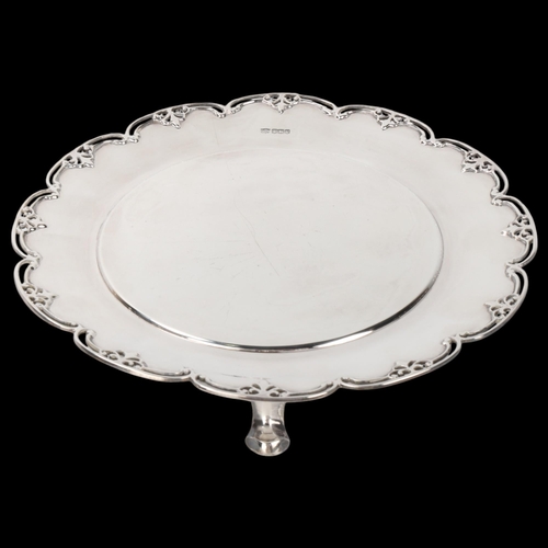 1804 - An Elizabeth II silver cake stand, Mappin & Webb, Sheffield 1963, circular lobed form, with pierced ... 