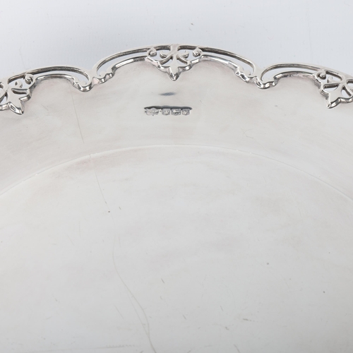 1804 - An Elizabeth II silver cake stand, Mappin & Webb, Sheffield 1963, circular lobed form, with pierced ... 