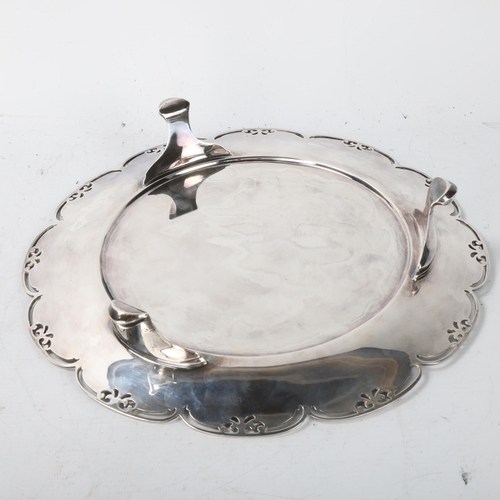 1804 - An Elizabeth II silver cake stand, Mappin & Webb, Sheffield 1963, circular lobed form, with pierced ... 