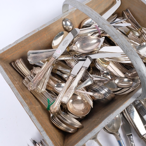 552 - A large quantity of mixed silver plated flatware and cutlery, including Old English, beaded-edge, et... 