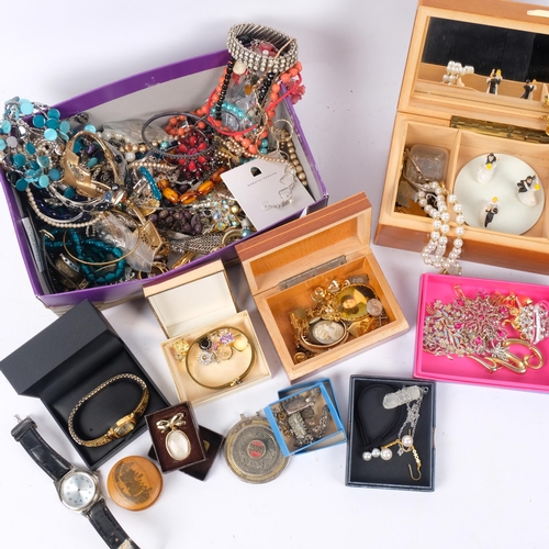 565 - Various Vintage and Antique costume jewellery, including Georgian coral pendant necklace, rings, etc