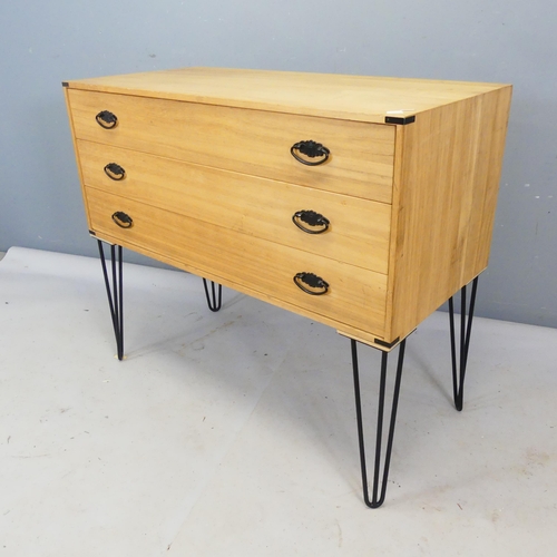 2437 - A Japanese Tansu chest of three long drawers, raised on mid-century style hairpin legs. Width 95cm, ... 